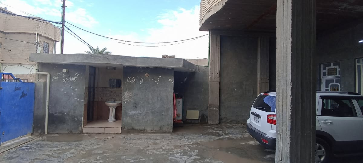 بيت للبيع في الفلوجه قرب شارع 60 كشخه بخمسه 
مساحه 410
نوع العقار طابو صرف 

شارع 12 
يحتوي على 
صاله 8*9
ثلاث غرف نوم 5*5
مطابخ حار وبارد 
صحيات داخليه 
ديوانيه  15*5 
طابق ثاني متكون غرفتين وصاله هيكل بدون سقف
السعر 170وبي مجال 
***********
