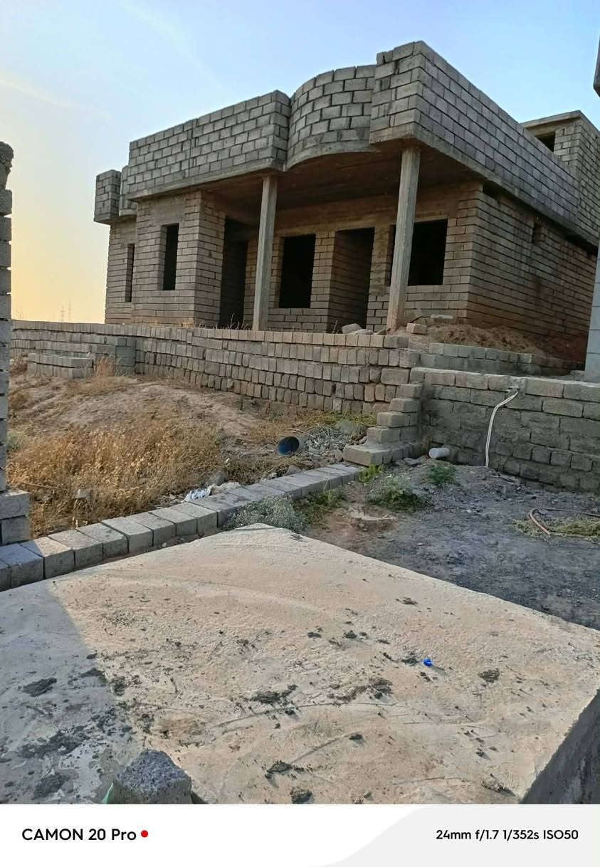 الهيكل للبيع او المراوس  حسب الاتفاق غرفتين نوم استقبال هول كعده هول موزع مطبخ كبير صحيات والدرج مساحه كبيرة البيت مبني على أرض مرتفعه اساس البيت مسلح حديد مساحة الأرض ٤٠٠ متر مساحة البناء ١٧٠ متر المكان بعاجه فوك مقابل المعارض الاتصال ***********
