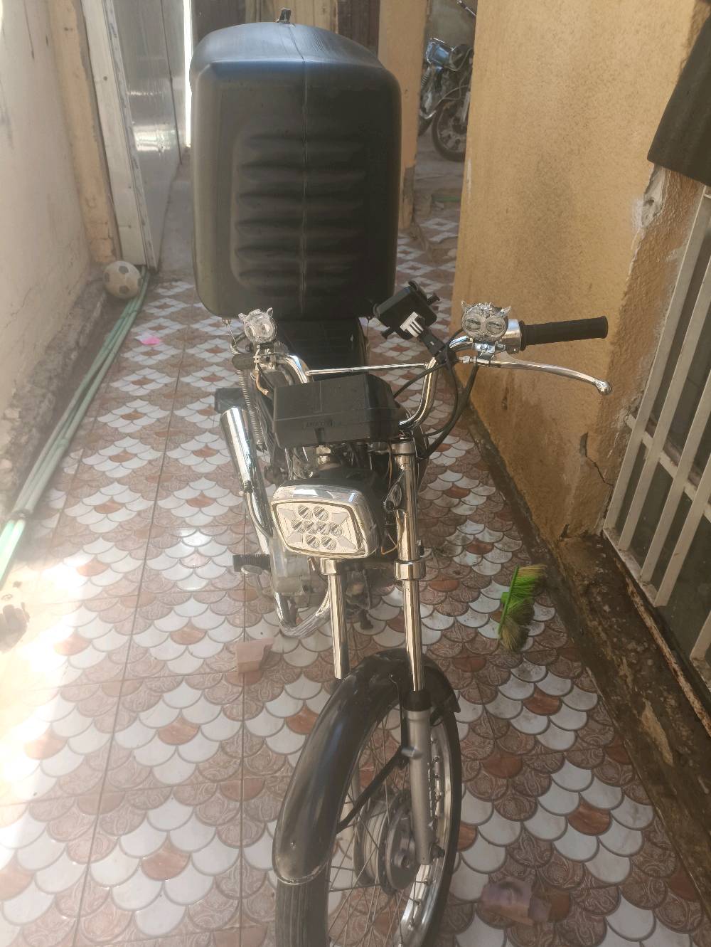 دراجه دلفري جاهزه نضيفه وحلوه هيه وصندوقه ولستان مال جهاز 
كامله 
بس شغل وطلع بيه شتغل
سكنر وراق جنابي 
ملاحضه هندر ملحوم كلجات ستوني ابدله نهضه حلوه كلش
ضفيره جديده زنون باتري  تانكي صفحيات  صنيه مال زنجيل
كله تعمير جديده من عقل من كوين من كتف شحن ورن 
كله جديد شوفت عينك 
سعر 450 وبيه مجال  رقمي وتساب  ***********