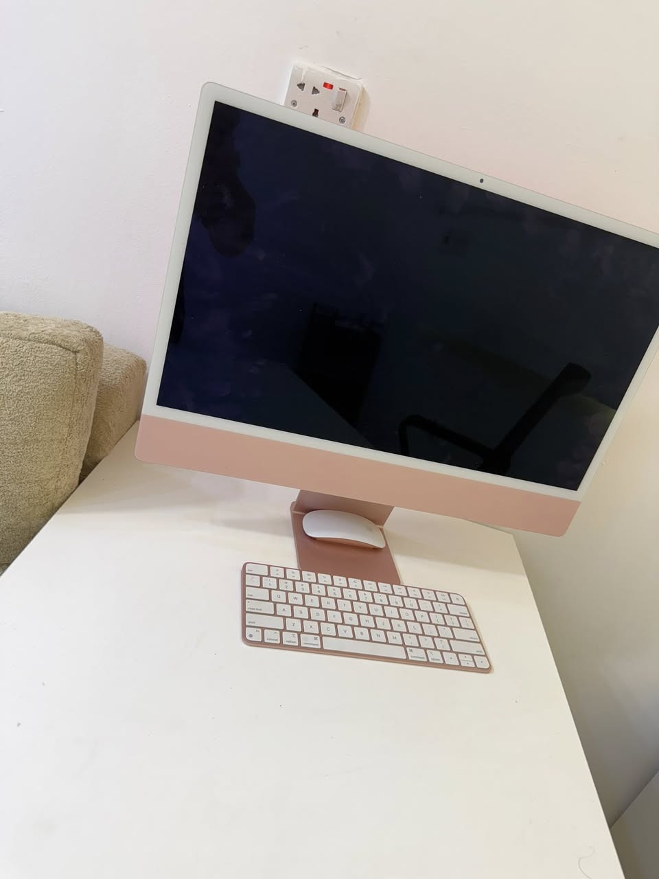 لعشاق الأناقة والأداء العالي، جهاز iMac بمقاس 24 بوصة باللون الوردي المتميز (Pink) بكامل ملحقاته الأصلية المتناسقة، وبحالة ممتازة جداً (شبه جديد). الجهاز مثالي للمصممين، صناع المحتوى، وأصحاب العيادات والشركات الذين يبحثون عن لمسة جمالية فاخرة ومودرن لمكاتبهم.
✨ أبرز المواصفات والميزات:
• الشاشة: شاشة Retina مذهلة بدقة 4.5K بألوان فائقة الوضوح والواقعية (P3)، مثالية للتعديل ومتابعة المحتوى بدقة متناهية.
• المعالج: مدعوم بمعالج Apple Silicon الفائق والذكي، الذي يمنحك سرعة استجابة مذهلة وأداء سلس جداً مع البرامج بدون أي تعليق أو حرارة.
• الكاميرا: كاميرا FaceTime HD بدقة 1080p تمنحك جودة احترافية في الاجتماعات ومكالمات الفيديو.
• الصوت: نظام صوتي سينمائي ضخم مكون من 6 مكبرات صوت يدعم الصوت المحيطي (Spatial Audio).
• الملحقات الأصلية (بنفس اللون):
• لوحة المفاتيح الذكية (Magic Keyboard).
• الفأرة اللاسلكية (Magic Mouse).
• كابل الطاقة والمحول الأصلي.


**إذا كنت صاحب هذا الإعلان وتريد حذفه لأي سبب، رجاءا أرسل رسالة إلى الدعم الفني**