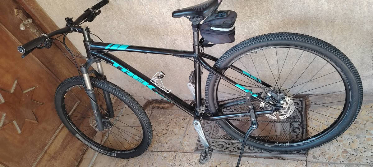 السلام عليكم بايسكل للبيع  ماركة Trek xcaliber7 موديل 2018  الحجم 29 الفريم M  السستم اسيرا حديث 9 في 3  بريكات دهن  دبل روك شوك  وكلها مختمة بونتريكر. السعر  375  وبيها مجال قليل  مكاني الشعب
الرقم  ***********

