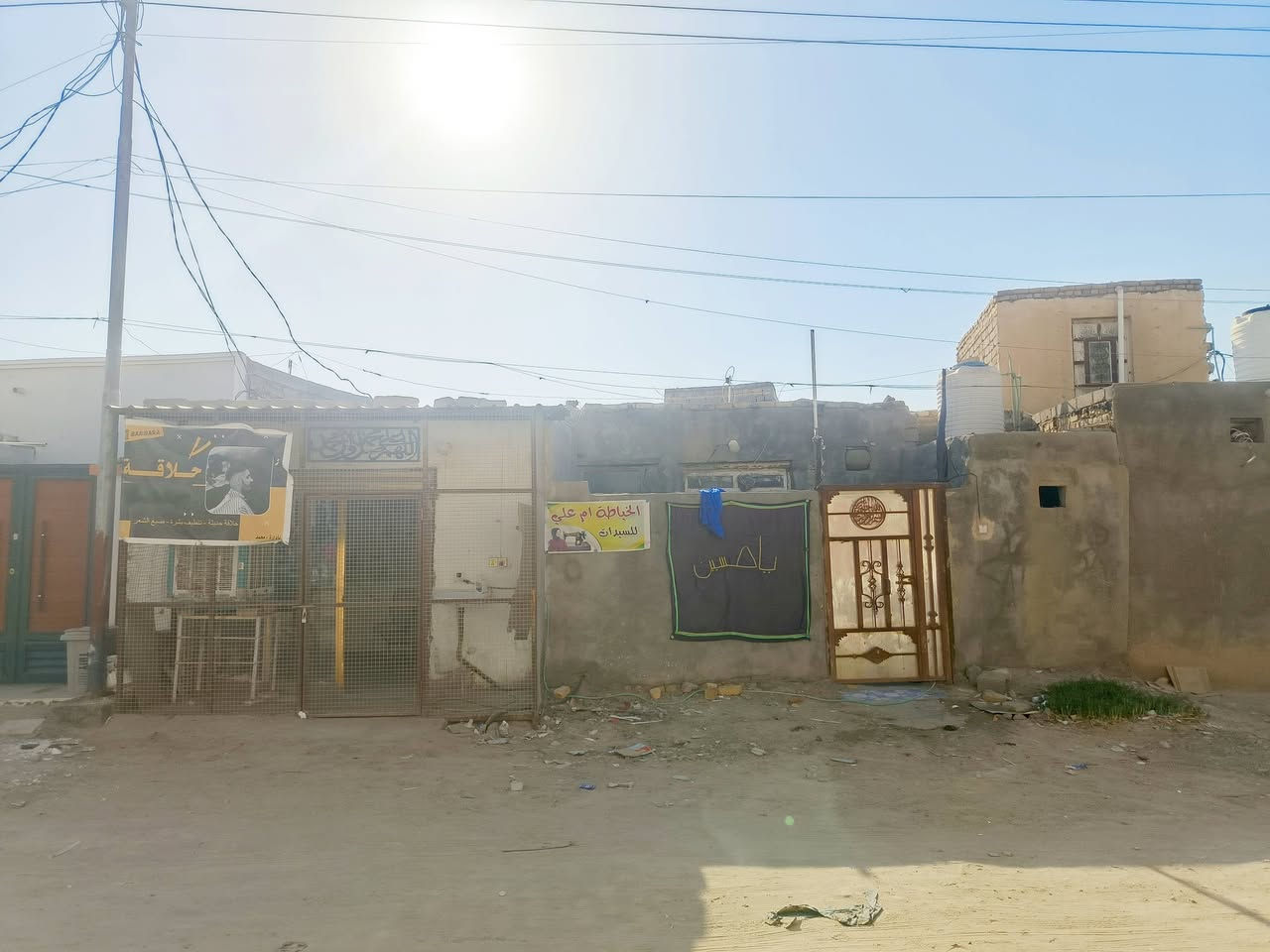 بيت زراعي للبيع 100متر الواجهيه 10 والنزال 10
بي غرفتين وصاله ومطبخ ومحل مؤجر 
المكان الاسكان الصناعي النزله الثانيه قرب حاولي أبو فياض يبعد عن الحاولي 20 متر 
لستفسار على الرقم ***********
            أو الرقم ***********
