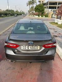 للبيع كامري 2023 SE الحادث موضح بالصور بدون ايرباك ولا شاصي ولا لغد ما...