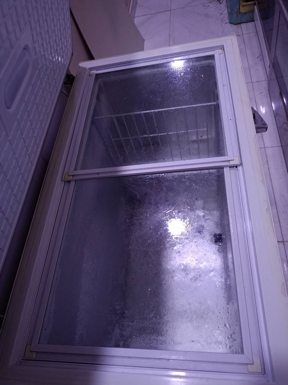 مجمده شغاله بلاديه ما مفتوحه والتجميد مثل ما واضح بالصوره نظافه فول اختها الجديده باقي الاستفسار على الرقم فقط 🫶 *********** 📱📞 حول المثنى معرض اربيل للاثاث 🤍
