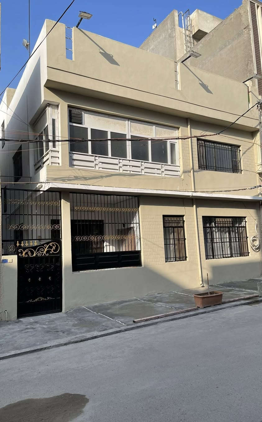 ⛳️ للبيع ⛳️ دار في منطقة الاعظمية الكم
راغبةخاتون  شارع مصرف الرشيد    
( عرض الشارع 14متر )
الدار صالح للسكن او الاستثمار 

1 - المساحة 150 متر 
2- الوجهة 10 متر 
3 - مسلح 
4 -سند مستقل 
5-الطابق الأرضي  استقبال / هول / غرف نوم / مطبخ / تواليت + حمام وتواليت 

6 - الطابق الثاني غرف نوم ( 4 ) + مطبخ / وحمام 
7- بيتونه
للاستفسار اكثر الاتصال 
 ☎️***********
