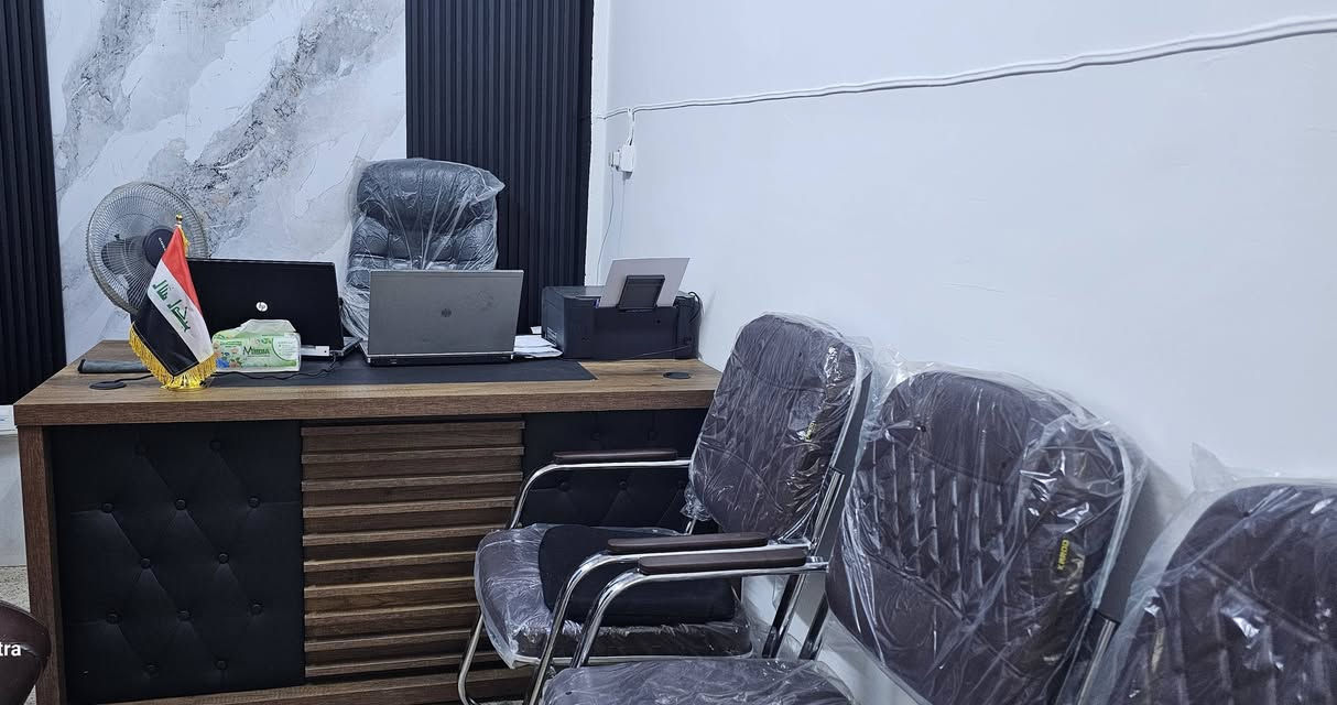 للبيع
ميز حجم كبير 
مع كراسي عدد 4 و كرسي مكتب 

***********
