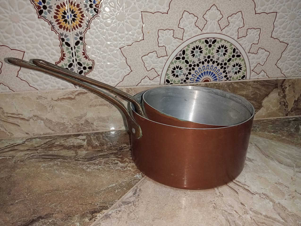 طقم كاسرولات من النحاس الاصيل ،قطعة من تراث المطبخ المغربي الاصيل
الحالة ممتازة جدا:نظيفة و جاهزة للاستعمال مباشرة
التوصيل متاح لجميع المدن 
مرحبا بالجميع


**إذا كنت صاحب هذا الإعلان وتريد حذفه لأي سبب، رجاءا أرسل رسالة إلى الدعم الفني**