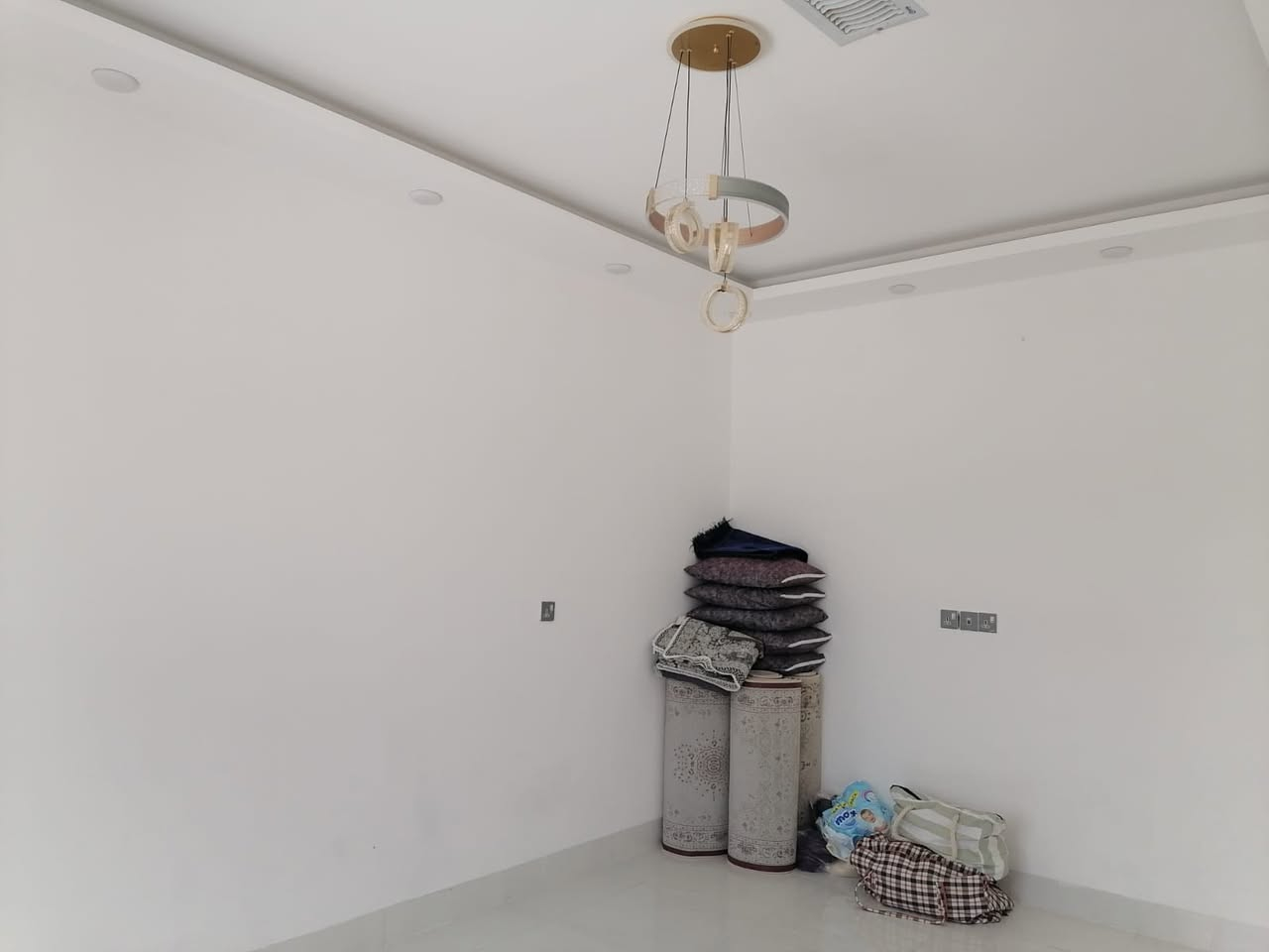 🏡 خانوو بو فروشتن له گه ره كى باروتخانه پشت محمد مول ته نيشت مزگه وتى مالى پاريزكاران

📐 روبه ر :
▪️ 120 متر 

✨ زانیارییەکانی خانوو / موڵك :
▪️  2 ژور نوستن - هول - ميوان - مطبخ - گه راج

▪️  نهومى دووه م 1 ژور نوستن 

💰 نرخ : 57 مليون و مجال

📞بۆ زانيارى زياتر په يوه ندى بكه ن به 
عقارات ستار اكرم بازرگان

*********** ☎️
*********** ☎️

#كركوك #عقارات #عقارات_كركوك
#بيع_بيوت #شراء_بيت #استثمار
#بيوت_للبيع #فرص_عقارية
