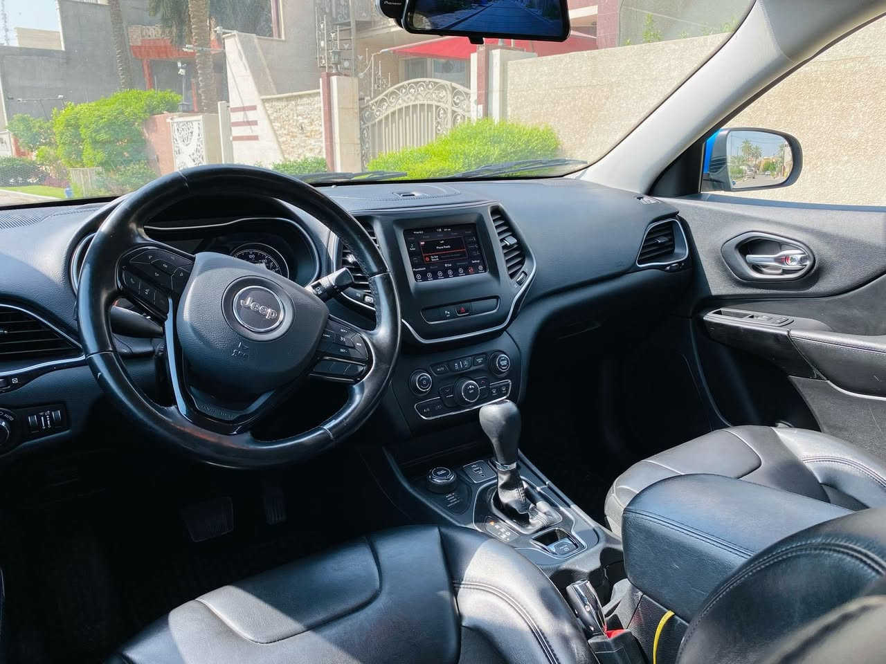 للبيع –
2020 JEEP CHEROKEE BLACK TOP
جيب شيروكي بلاك توب 
حادث خفيف بدون ايرباك
🔹المواصفات:
 • الموديل: 2020
 • الفئة:  التتيود Altitude
 • المحرك: 2.4L 4 سلندر 
 • اللون: ازرق مميز
 • عدد الكيلومترات: 37 ميل
اللوحة : رقم اربيل
كاميرا خلفية
بصمات ابواب  
دخول ذكي
كشنات جلد
تدفئة كشنات
تدفئة ستيرن
كرسي السايق تحكم كهربائي 
هاند بريك كهربائي بصمة
رادار خلفي وجانبي
تحكم ستيرن
انظمة قيادة 
تشغيل بصمة
تشغيل عن بعد
مثبت سرعة
النقطة العمياء
تخم تايرات جديدة
ادامة جديدة
السعر:$15000
الضرر : حادث امريكا شبه كلين  ايرباكات سليمة فقط الدعامية مكسورة وصور الحادث موجود للتوضيح 
وبيها حادث بالعراق 
حادث سطحي تبديل باب وجاملغ  درجة اولى
مكان السيارة  بغداد المنصور
***********
