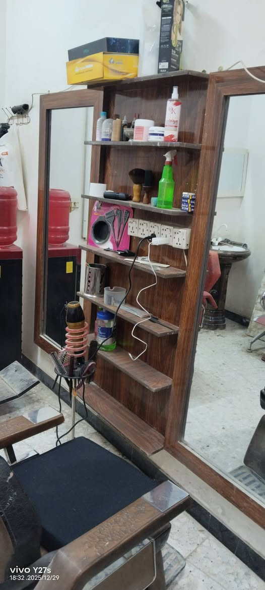 السلام عليكم كراسي عدد ٢ مع مرايات عدد ٢ مع فاترينه وسطيه كلهن ب٥٠٠🔒قفل بدون عمله مكاني بابل مركز مدينه ***********
