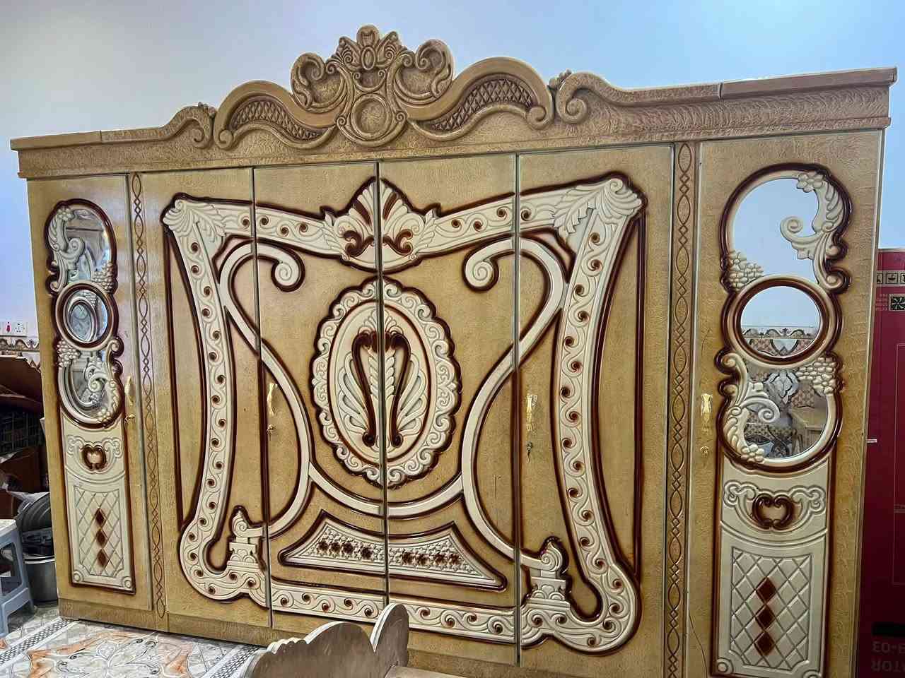 غرفه نجاره ام السته نضيفه كلش سعر 650 وبيه مجال عنوان سوك الشيوخ حي العسكري رقم ***********

