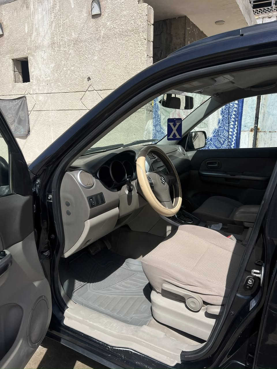 سوزوكي فيتاره 2011رقم بصره مكينه 2400 السياره حلوه وجاهزه والبدي شوف العين السعر 70 وبيها مجال المكان البصره دور النفط للاستفسار ***********
