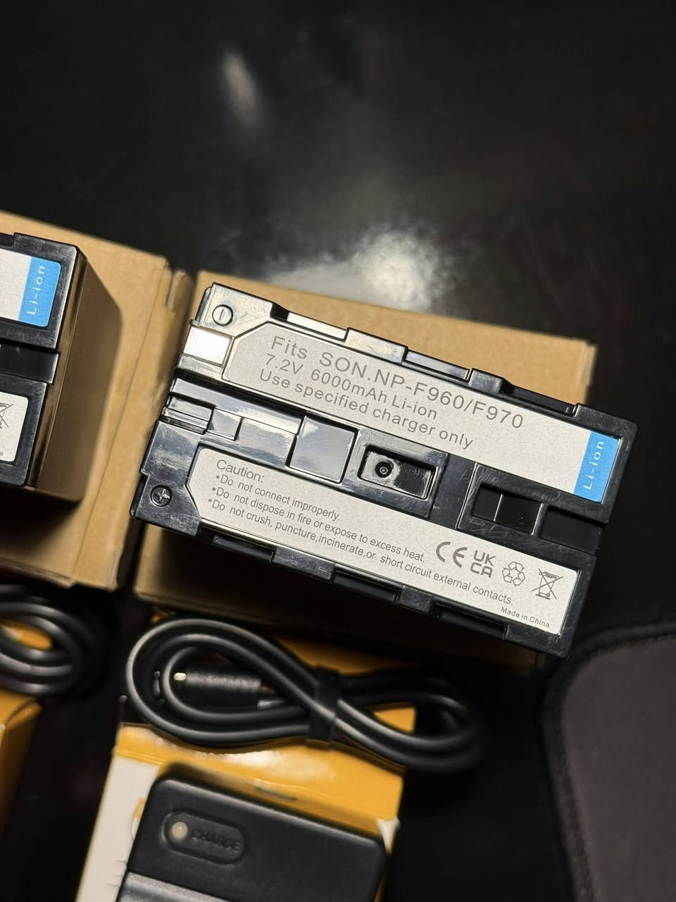 SONY.NP-F960/F970
2 battery 
2 charger


**إذا كنت صاحب هذا الإعلان وتريد حذفه لأي سبب، رجاءا أرسل رسالة إلى الدعم الفني**