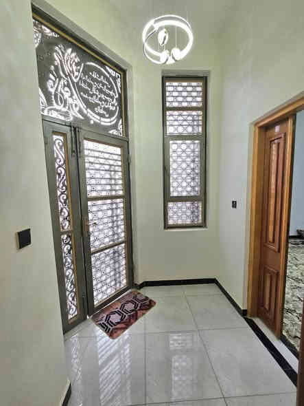 بيت طابو صرف منطقه الصلبه مساحه ٢٥٢ واقع حال ٢٧٥ البيت بناء حديث درجه اولى بناء طابوق سقف كونكريت ارضيه مرمر متكون من ثلاث غرف ومطبخ وديوانيه وهول ومجمع صحيات داخليه وخارجيه وطارمه كبيره
العنوان الصلبه قرب مدرسه البلاغه 
السعر 250 مليون 
ملاحضه/البيت مطلوب 80 مليون لدى مبادره المصرف العقاري يتم استقطاعهن من المبلغ الكلي 
 للاستفسار مراجعه مكتب خالد الشريفي للعقار 
العنوان ذي قار سوق الشيوخ قرب مطعم صمد
***********  خالد الشريفي 
***********  مهدي عماد
