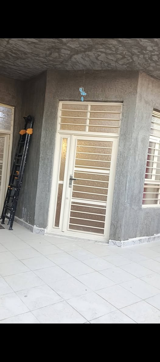 دار للبيع الزعفرانية شارع الكهرباء شارع اسواق السلام بالزراعي
البيت شغل جديد المساحة ١٥٠ متر بناء طابوك الاساس رفت ملبوخ كامل مناقصة اي شي وبي فنيات كلش هواي بالكهرباء والصحيات والتصميم اذا اكتبهن ميخلصن ، الخارطه تصميم تركي يعتمد على تصميم بيت عصري ونفه ويجمع الاناقة والراحه ، واجه ٧.٥ ونزال ٢٠
كلشي موضح بالصور
يحتوي على كراج جبير يشيل اكبر سيارة  ومرتاح ، صحيات خارجية استقبال معزول مطبخ مفتوح على الصاله ممر وغرفه نوم وصحيات داخلية ومنور بيتونه كامله مع صحيات طابق ٢ السطح اشتايكر مع البيتونه الستارة تقريبا ارتفاع ٢ متر الارضية بورسلين الكراج بورسلين حامضي البيت كامل على اخر حباية
الارض عقد ١١٧ اطيك اوراق كاملة مال صاحبها الشرعي + وكاله من المحكمة بالارض
السعر ٨٥
للتواصل ***********
