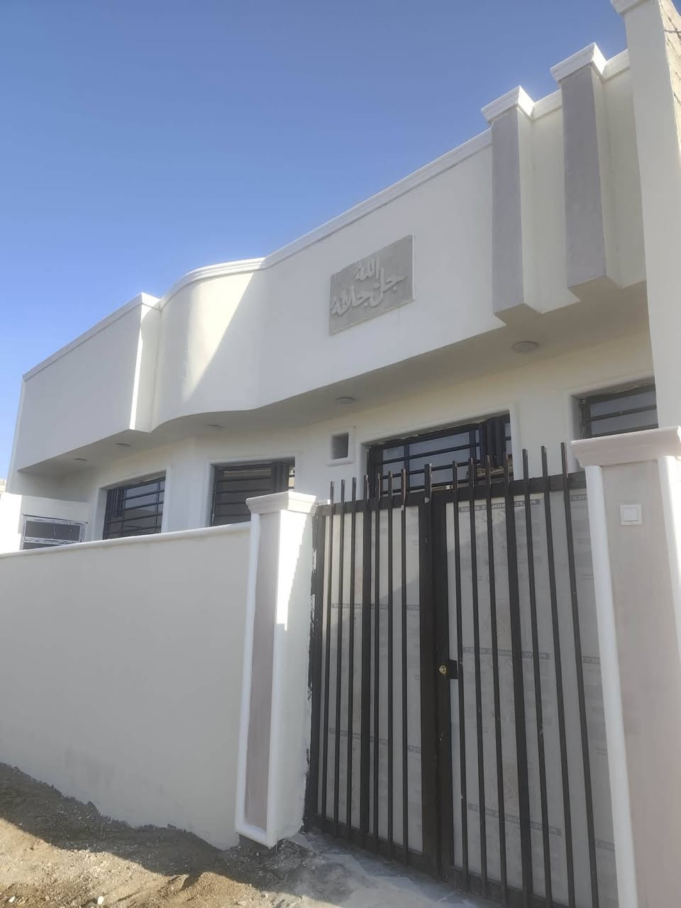 مشتمل للبيع حي حكيم شارع الوائليه  نهايه شارع صب كله 100متر مربع غرفه نوم وصاله ومطبخ واستقبال مرقم من بلديه حديث جاهز للسكن كهرباء بوري نضام سبالت تقطير الاتصال على الرقم ***********
