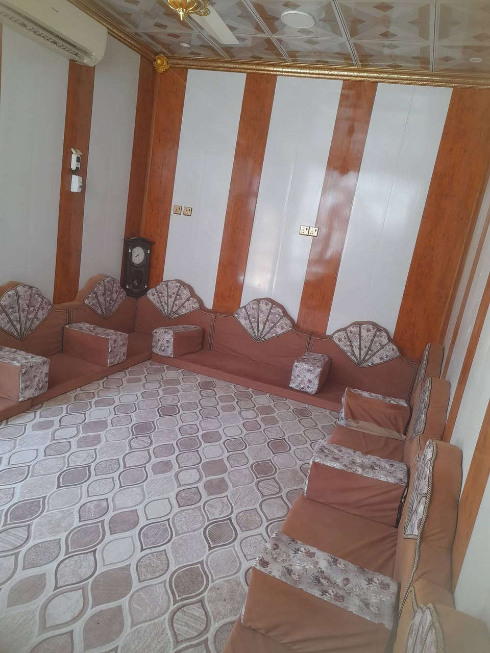 السلام عليكم بيت للبيع مساحه ١٠٠ م .
خلف الملعب شارع أحمد الوائلي متكون من استقبال وغرفه وصاله ومطبخ وصحيات مع الاثاث ....الشراي يتصل على الرقم التالي ***********
