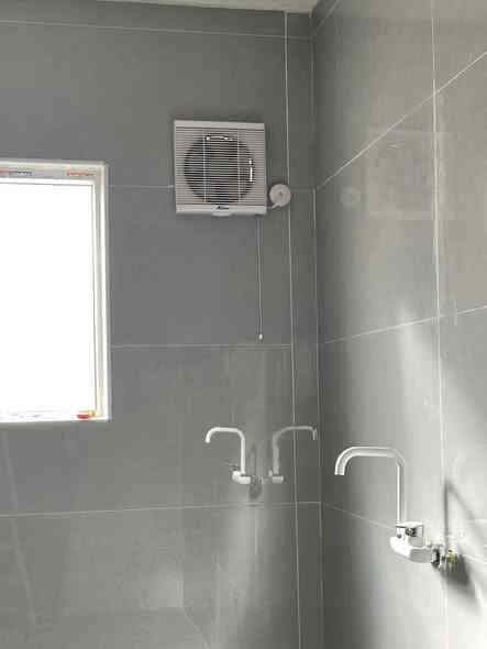 #شقه حديثه كبيره مساحتها 100م2 مدخل من شارع باب منفصل تحتوي على غرفتين واستقبال ومطبخ بورسلين كبير وحديث كامله من كل نواحي من الماء والكهرباء والمنظومة الغاز
عنوان خنيطله شارع الكراج للتواصل***********
