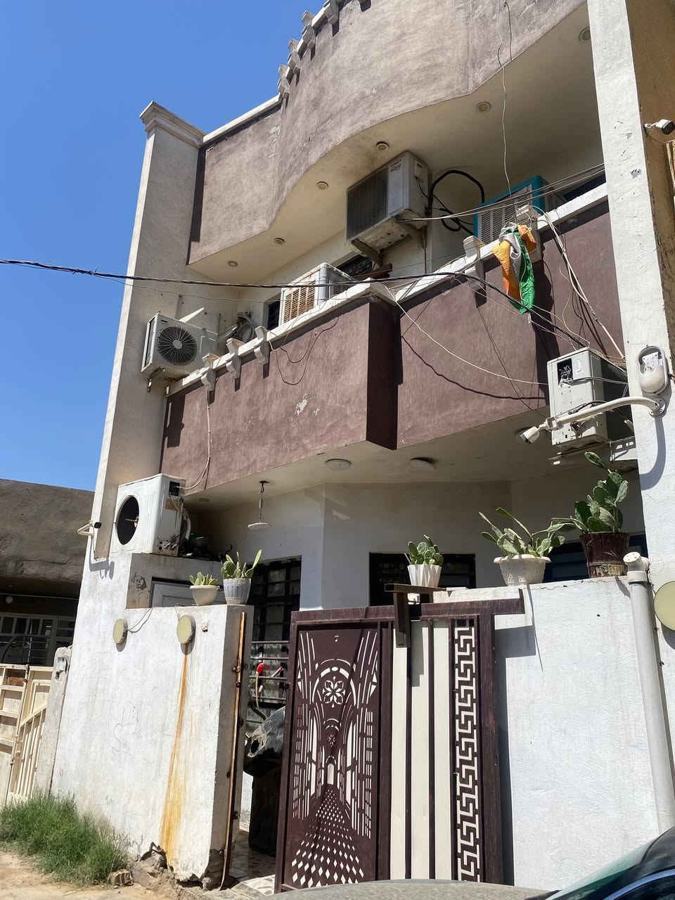 للبيع يحتوي على غرف 2 وحمام 3 وستقبال وصاله ومطبخ السعر 90 الاتصال بلرقم ***********شارع ابو نزار قرب اسواق ابو عمر الجنابي

