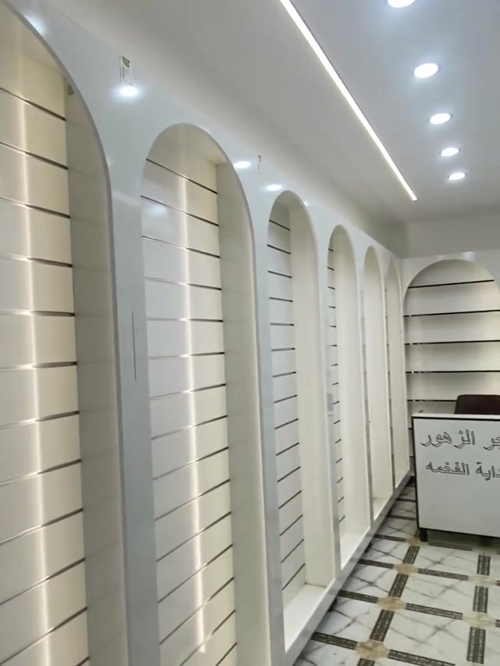 السلام عليكم للبيع ديكور رفوف +باترينات مستخدمات قليل للأستفسار *********** عنواني شارع الزهور
