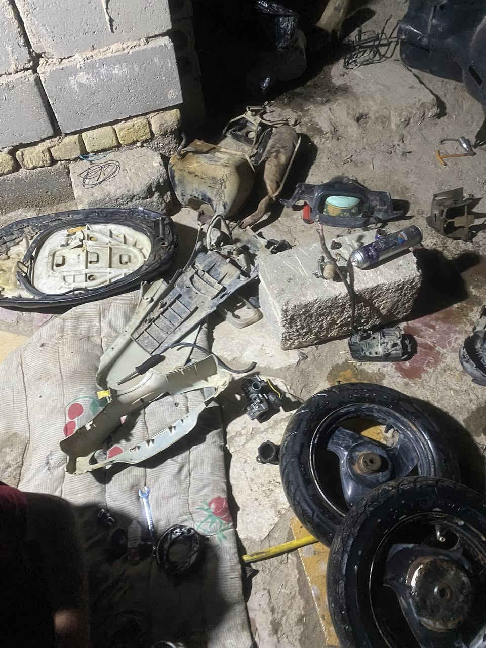 سلام عليكم اكو غراض مال دراجه ٦٠ تواير جدد محرك ما مفتوح غراض  مال دراجه كامله كلمن وسعره الشراي يجي واتس ***********
