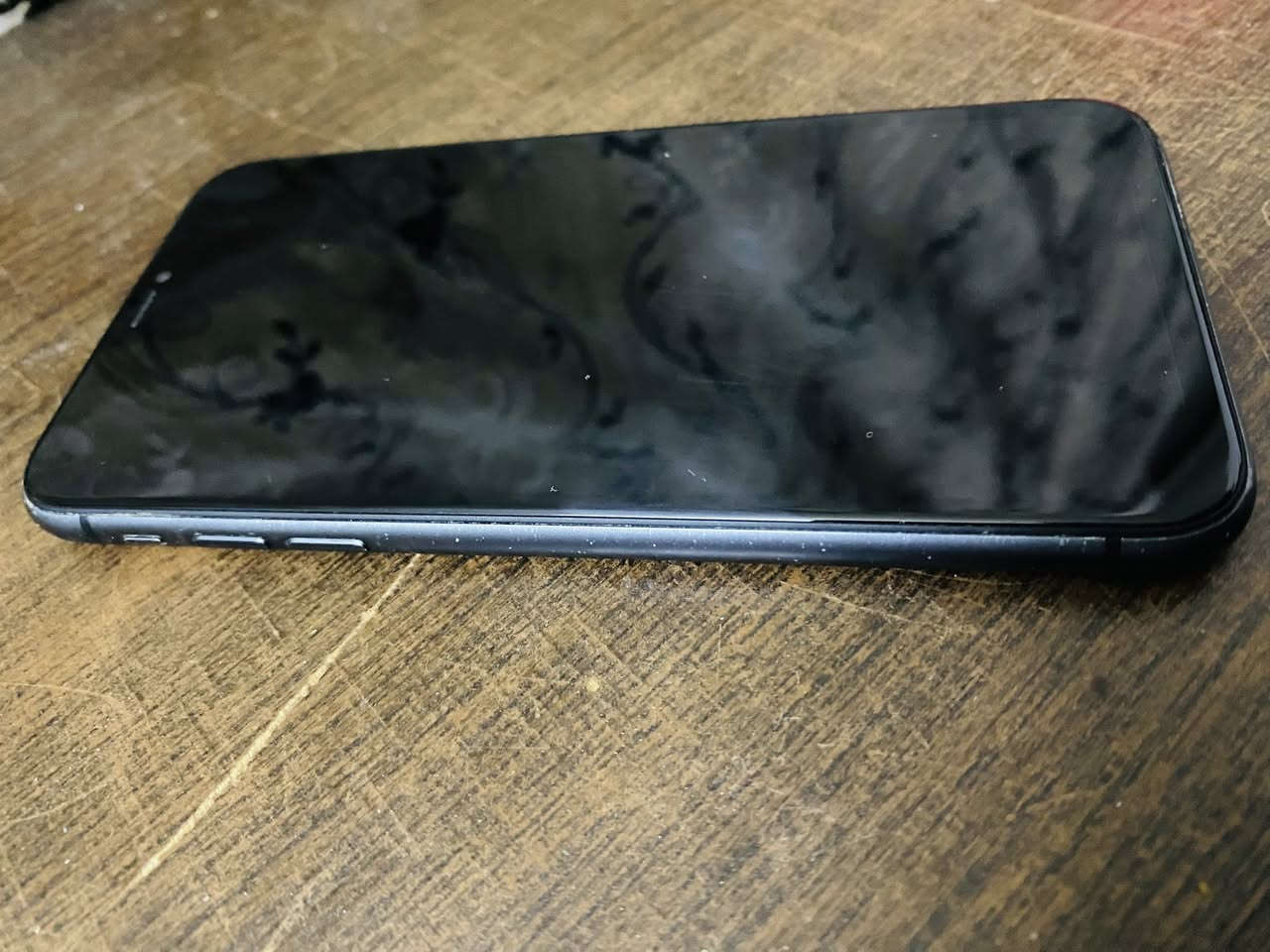 11عاد مبدل شاشه اصليه بطاريته ٧٩ فيس ايدي شغال ذاكره ٦٤ سعره ١٨٠ وبيه مجال بسيط مكان بعقوبه ***********
