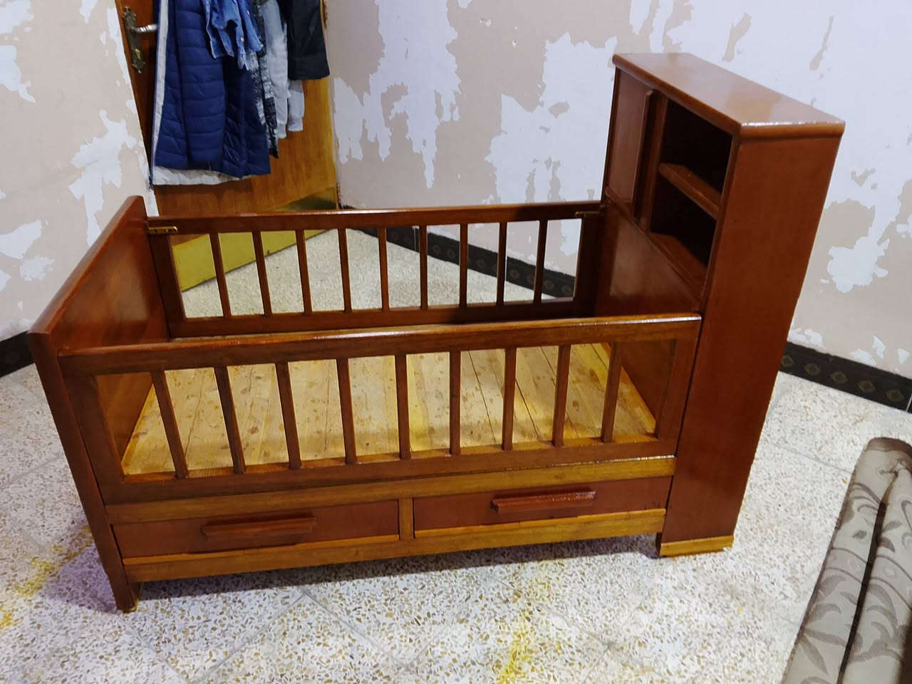 للبيع تخت مل طفال شغل توصي شرط طول 130وعرض70 محجل متحرك السعر 80الف شراي اتصل *********** عنوان موصل الجانب الأيمن سوق معاش قديم
