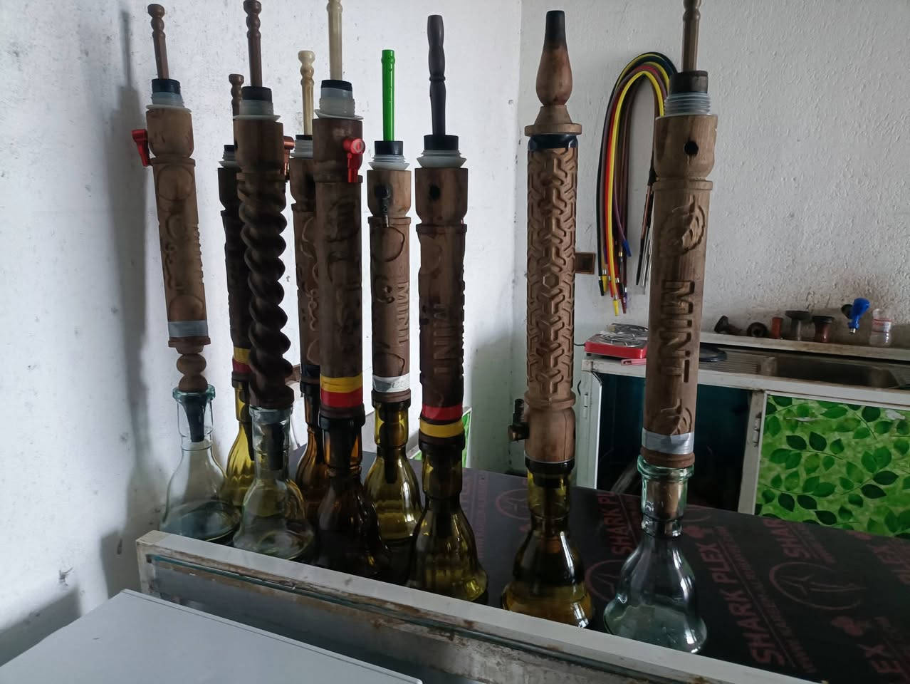 السلام عليكم يوجد نراكيل خشب مطبع كاملات تسعه تريد بس بكار تريد نركيله كمله ومطبعات النركيل نكليزي وعلج ونعناع  وتفاحتين الي يريد يتصل على الرقم. ***********. مكان ناحيه النيل قرب جسر كيش
