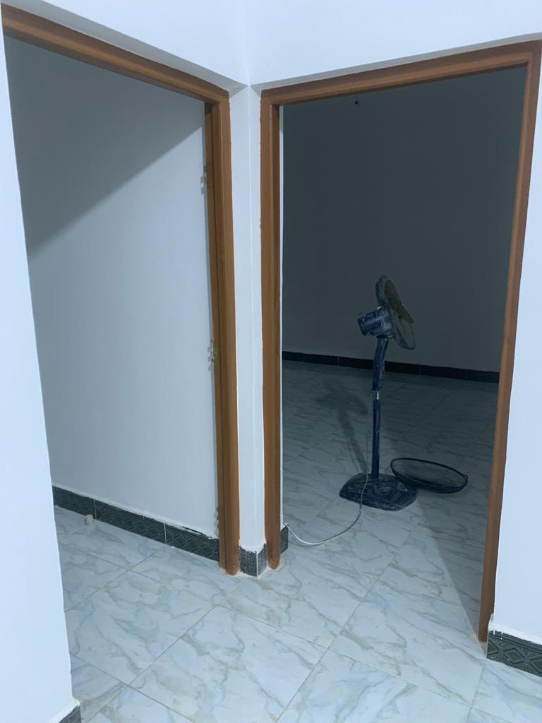 شقة للايجار في حي الرضا
تحتوي على:
٢ غرف نوم + صالة + مطبخ + صحيات
بالكونة + سطح

💰 الإيجار: ٧٥٠ ألف

للاستفسار يُرجى التواصل
مكتب عقارات الأملاك
📞 ***********
📞 ***********
