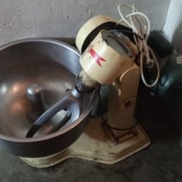 ميز بلازمة • مفرغة • عجانة