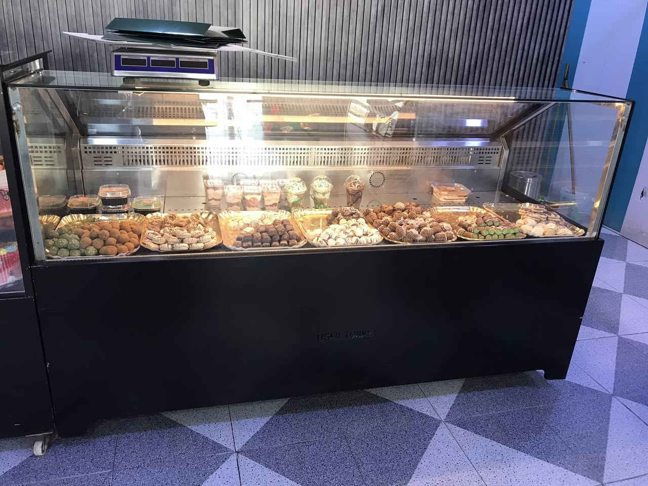 براد عرض حلويات تركية UGER – حالة ممتازة ✅
تبريد قوي وشغل توب ❄️
درجة الحرارة 1–2° مئوية (مناسبة للحلويات والكيك ولحوم ولمقبلات)
مروحة وكمبريسر شغالين 
نظيفة وجاهزة للعمل فورًا
أبعاد مناسبة للمحلات والمخابز طول 2 متر
السعر: 3,500,000 د.ع 💰 (قابل للتفاوض مع المشترين الجادين)

توصية: الصور الأصلية تظهر حالتها الحقيقية
📍 العراق بابل ناحية الأبراهيمة الدبلة
***********
***********
