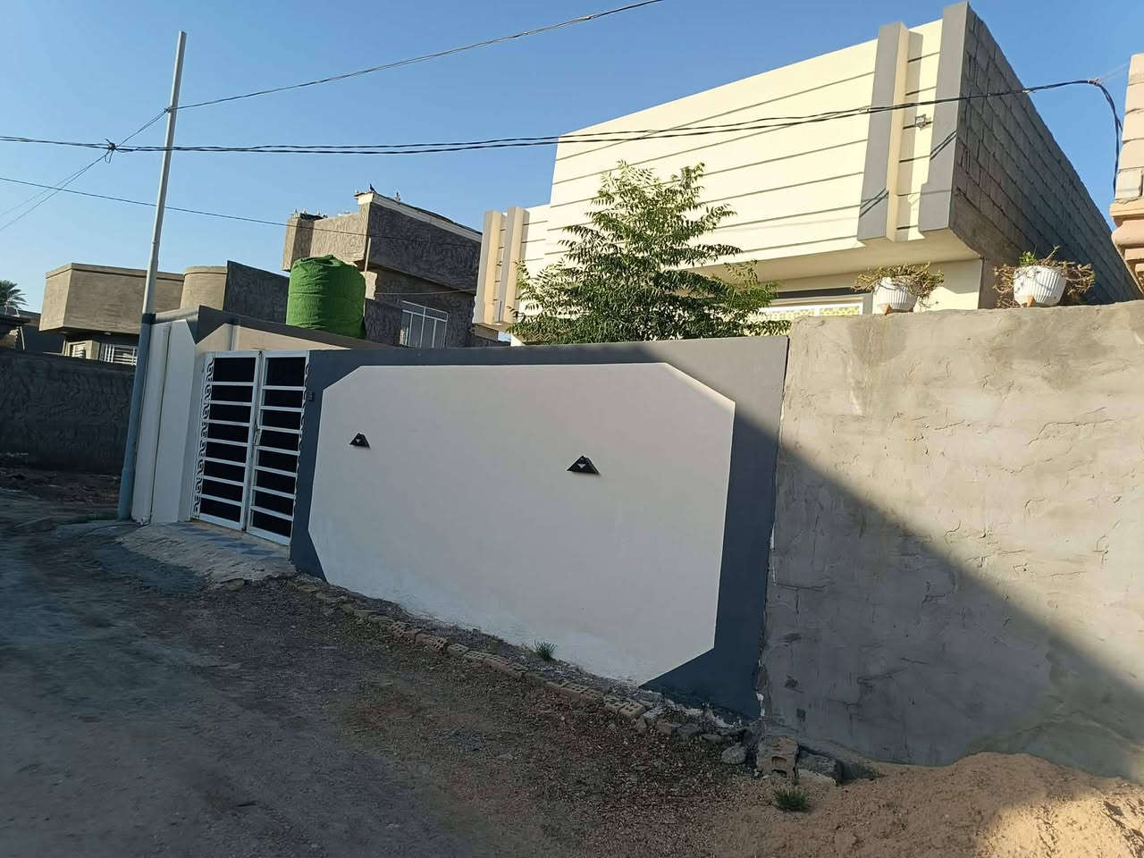 السلام عليكم عندي دار للبيع المساحه الكليه 200 متر طابو زراعي سند 25 تحويل مباشر باسم المشتري متوفره كل الخدمات شارع النيل الخدمي قرب مخازن بيت مرجان بيت حديثه وجديده سعر ببلاش 63 وبي مجال الاستفسار مراجعه مكتب عقارات الحسام اتصل على رقم الهاتف ***********+*********** اخوكم ابو مومل
