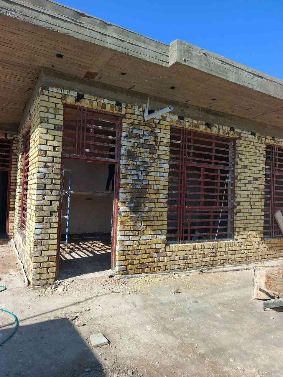 السلام عليكم بيت للبيع بالمعاره حالياً جاري العمل بي شبه كامل عل بزل مسافه 500 متر عن الشارع العام مساحه 280 غرف 2 قياس 5+4 مطبخ حار وبارد صاله 8+4 ستقبال 8+4 ممر نور سياج حوش كبير مجمعات صحيه 2 درج خارجي يعني مال قاط ثاني معزول اذا تحب تبني التواصل خاص او عل رقم ***********
