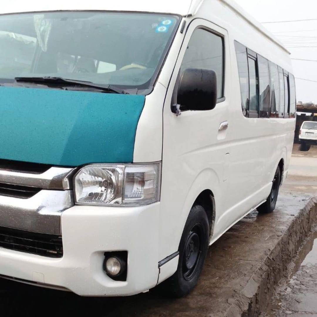 سلام عليكم هايسه موديل 2009كير وكسن ومكينه مكفول 
تخم تير وصدر مامي وخلفي وكهربيات خير من الله 
منضومه غاز وسيبيه ودرع وباب كهربائي شاشاه وساستم سماعات دوشمه عام تبريد خير من الله 
رقم بصره نكليزي مصفره هيه وضريبه وغرامات 
سياره مصبوغه عام متجايه السعر 140وبيه مجال حك الجيه 
مكان بغداد مدينه الصدر 
***********
