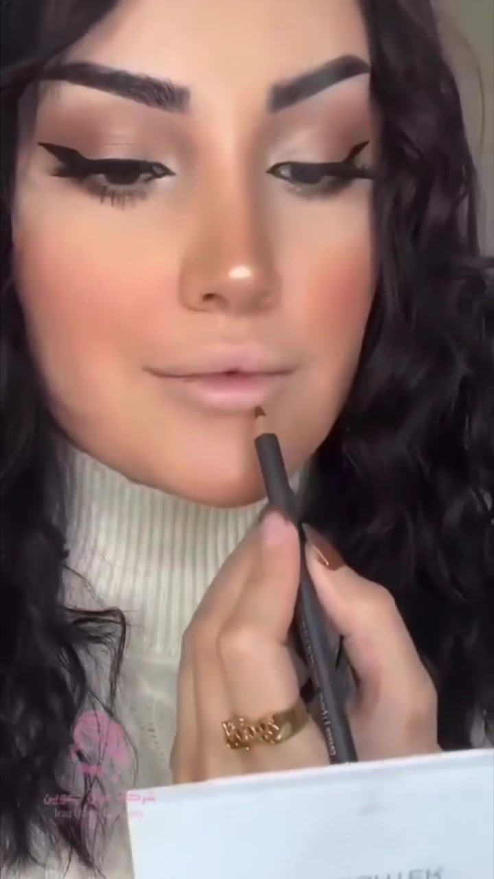 كونسيلر ميبيلين المستورد . 💗Maybeline concealer💗
#الامريكي #الاصلي💯
خافي عيوب سائل بتركيبة مُركزة ولون واضح ..
يحتوي على مواد اخرى تساعد في علاج انتفاخات ماحول العين
العلبة بلاستيكية بحجم صغير مُصممة بحيث تقدرين تحركي الرأس بشكل دائري (لف) لاستخراج المنتج وتوزيعه من خلال الكُرة الإسفنجية على البشرة ..
✅ سعر مناسب
✅ قوامه خفيف
✅ تغطيته عاليه
✅ يضيء ماتحت العين وممكن استخدامه ك (هايلايتر)

طريقة الاستخدام :〽️
✨ ضعي مرطب ترطيبه عالي (برايمر او سيروم) تحت العين عن طريق الطبطبة بالاصبع
✨ ضعي الكونسيلر بعد و وزعيه عن طريق الطبطبة سواءً باليد أو بأسفنجة البيوتي بلندر أو فرشة كابوكي بشكل متساوي
وبعدها يتثبت ببودرة .🌟
جداً جميل للإستخدام اليومي خصوصاً بالصباح، يعطي مظهر طبيعي وسهل دمجه وتوزيعة سواءً باليد أو بالأسفنجة أو بالفرشة.⚡️
الالوان ٣ للسمرة وللحنطية وللبيضة 
المنشأ امريكي 🇺🇸 
السعر ٩ الاف
🚘يوجد خدمة توصيل لجميع محافظات العراق ٤ الاف 🚘
 #كونسيلرميبلين #المستورد #شي_ان #بنات #نساء #جامعات #قرار #نتائج #السعر #توصيل #اطفل #دكتور #عمليه #ادوات #بيع #العنوان #كوزمتك #البيج #الان #منتجات


**إذا كنت صاحب هذا الإعلان وتريد حذفه لأي سبب، رجاءا أرسل رسالة إلى الدعم الفني**