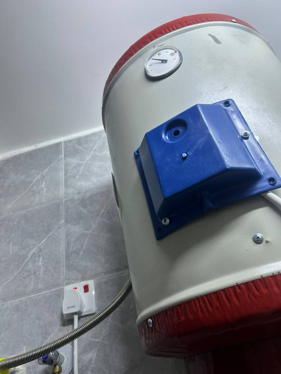 السلام عليكم ثلاجه وطباخ وكيزر للبيع كلهن شغالات واتساب  ***********
