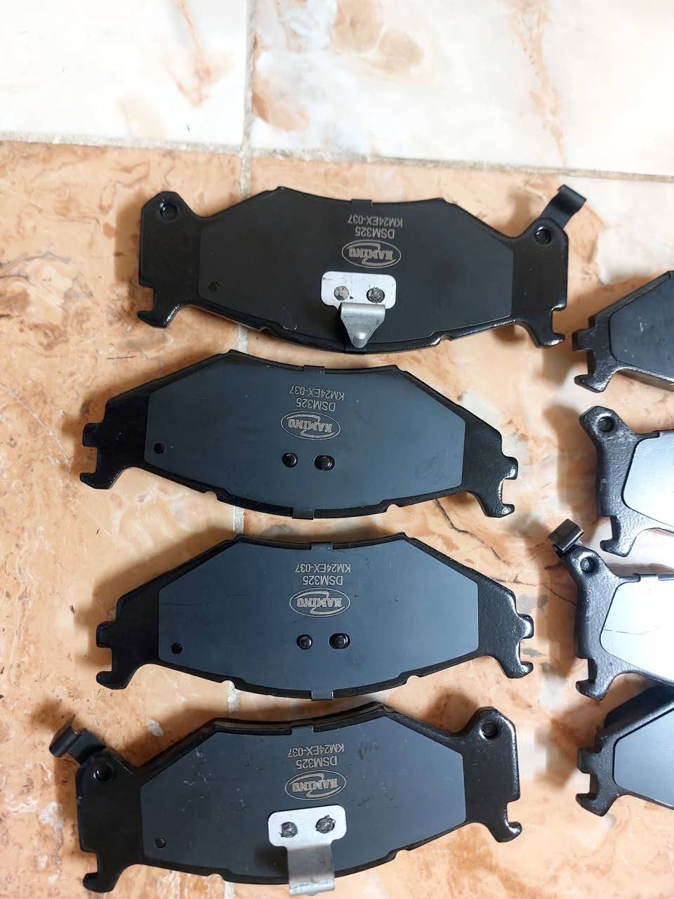 السلام عليكم. دسكات امامية حجم14 وحجم15لسيارات كلايزر وبلايمونث.موديلات91_95. سعر التخم25الف كما يوجد توصيل لجميع محافظات العراق وتساب او اتصال ***********
