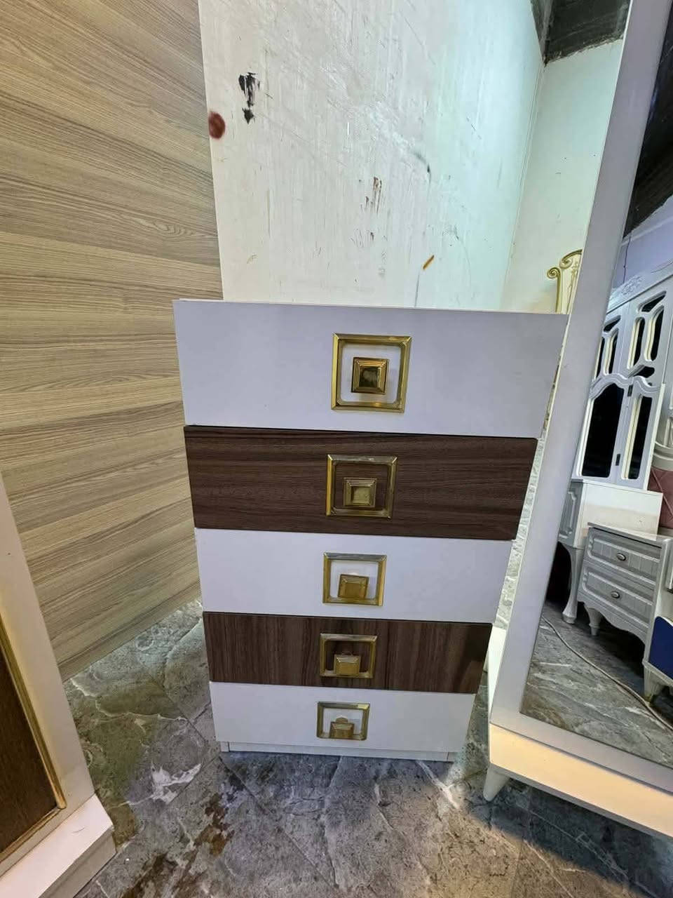 😍 *غرفة نوم تركية 🇹🇷فخمة
8 قطع*✨

 *التصميم:* تركي 
 *النظام:* برغي وجوي حديد قوي وثابت
🛏️ *المحتويات:*
 سرير عادي 
 *النضافة:* 90💯 
🚚 توصيل متوفر داخل بغداد والمحافظات


**إذا كنت صاحب هذا الإعلان وتريد حذفه لأي سبب، رجاءا أرسل رسالة إلى الدعم الفني**