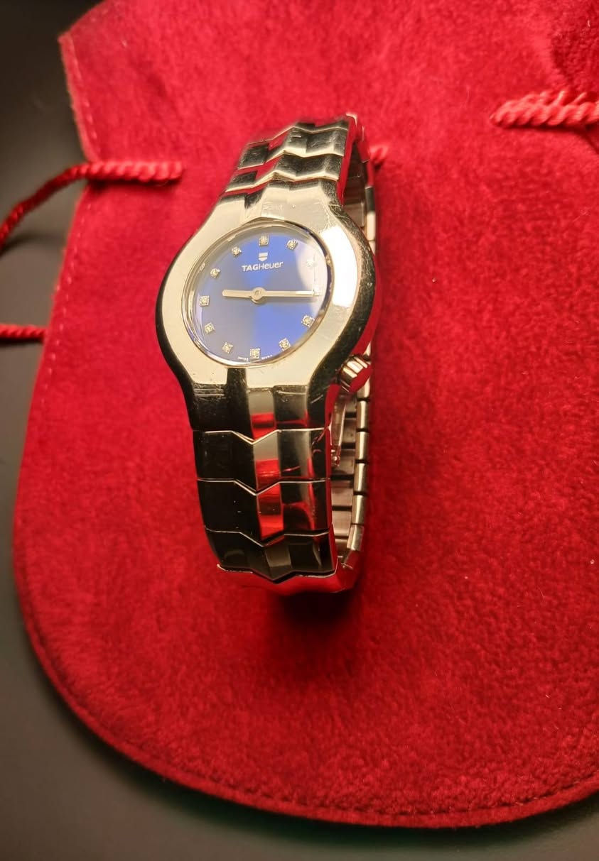ساعة Tag Heuer Alter Ego للنساء ذات مينا أزرق وسوار فولاذي مقاوم للصدأ.تتميز الساعة بمينا أزرق مع مؤشرات ساعة مرصعة بالألماس وحركة كوارتز.علبة الساعة مصنوعة من الفولاذ المقاوم للصدأ ومحمية بزجاج كريستال الياقوت.يبلغ حجم الساعه 29 مم، وهي مقاومة للماء حتى عمق 100 متر.


**إذا كنت صاحب هذا الإعلان وتريد حذفه لأي سبب، رجاءا أرسل رسالة إلى الدعم الفني**