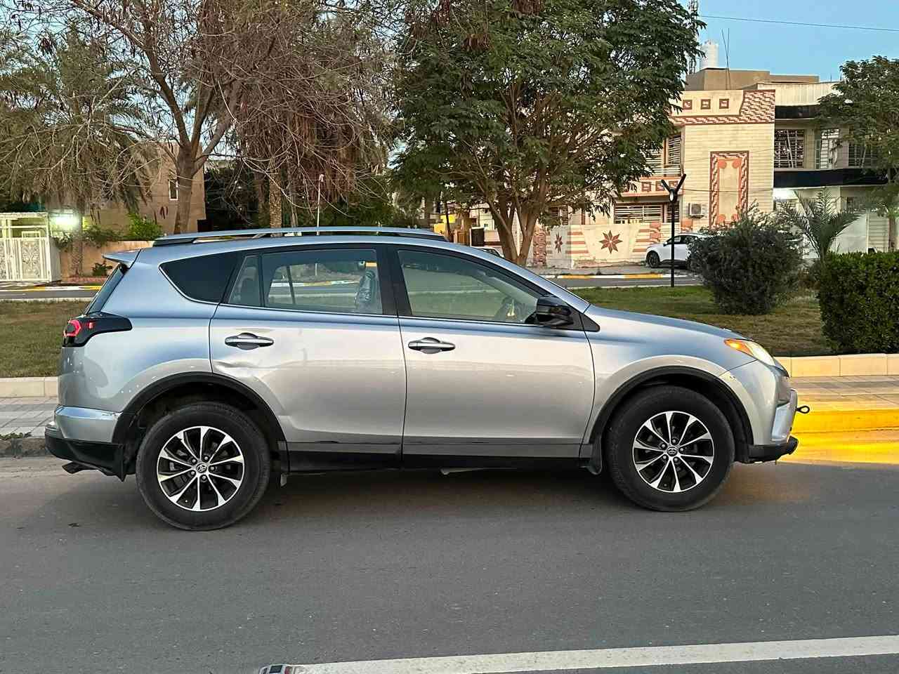 السلام عليكم
من رخصة الادمن المحترم 💙

راف فور RAV4 2018 وارد امريكي 

حادثها جاملغ امامي جهة السايق وشبر من الباب والبنيد بدون دواخل   ايرباكات سليمة وصور الحادث مرفقة بالمنشور  السيارة ماشية 105 الف كيلو متر  ، محرك 2500 اربعة سلندر ، تدفئة تبريد ثلج  .

مواصفاتها:

ويل كب

 رادار امامي

كامرة خلفية

تحكمات ستيرن

شاشة اعطال

نظام الخروج عن المسار

دفع رباعي AWD

تدفئة ستيرن 

 3 انظمة قيادة sport ,ECO,normal 

السيارة رقم بغداد الماني

السعر:162 ورقة 

رقمي : ***********

مكان السيارة بغداد العامرية
