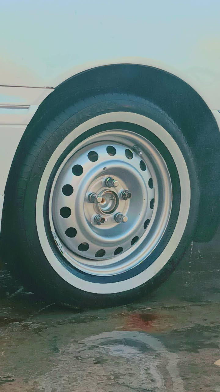 ويل عادي للبيع زوج تايرات جدد وزوج نص عمر ***********
