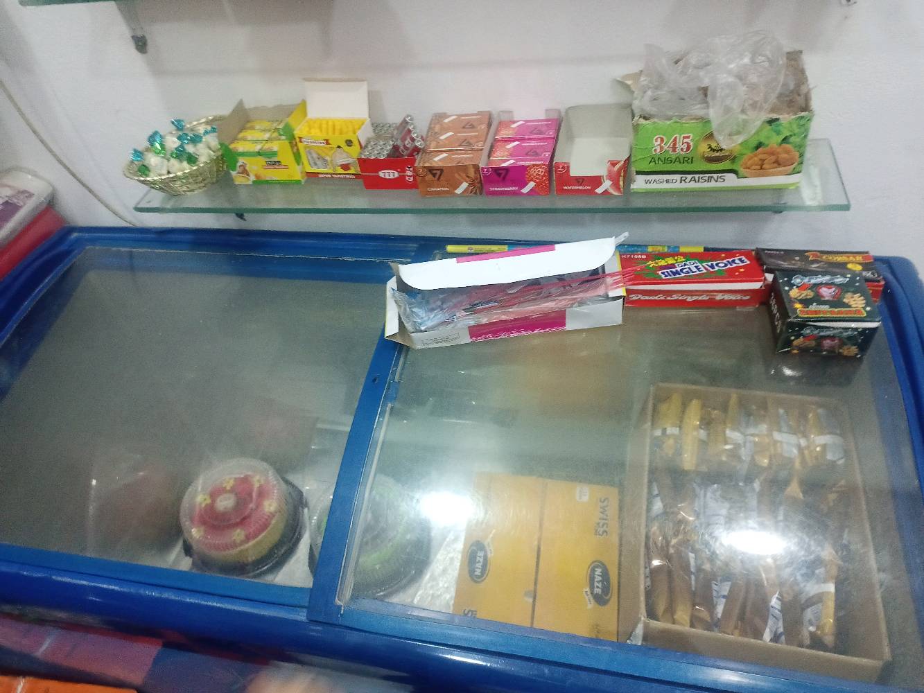 محل اسواق للايجار دخلا اليومي من 85 الى140التجهيزات: المحل يحتوي على ثلاجات عرض (كوكاكولا، بيبسي، وغيرها) بحالة ممتازة، تجميد، ورفوف نظامية مرتبة كاملة.
البضاعة: متوفرة ومقسمة (مواد غذائية، منظفات، ألبان، ومستلزمات يومية).
الترتيب: المحل نظيف جداً، إنارة ممتازة، وأرضية مرتبة مع باب نظامي واسع.
الموقع: العبيدي - (قرب مدرسة سلام الكناني ملاحظة: المحل "لقطة" للي يريد يستلم ويشتغل مباشرة بدون تعب التأسيس.