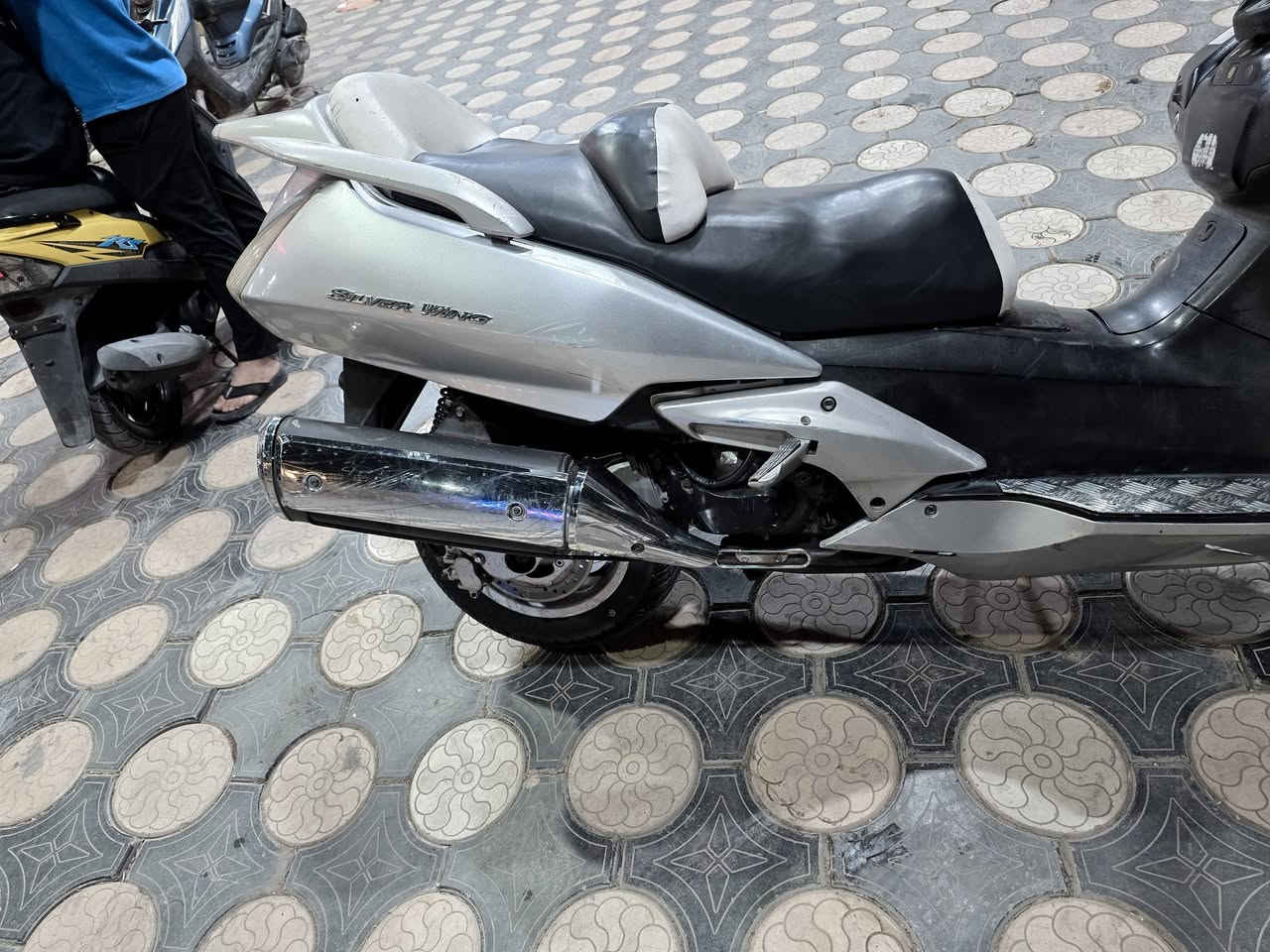 سلام عليكم دراجه سلفر البيع خير من يم الله  دراجه نكره شغاله نضافه فول شلعه معدل فول  بيه مضومه الايت زنون  كهرباءيات كله شغاله ما بيه اي نقص سعر الشراي   1350   رقم  ***********
