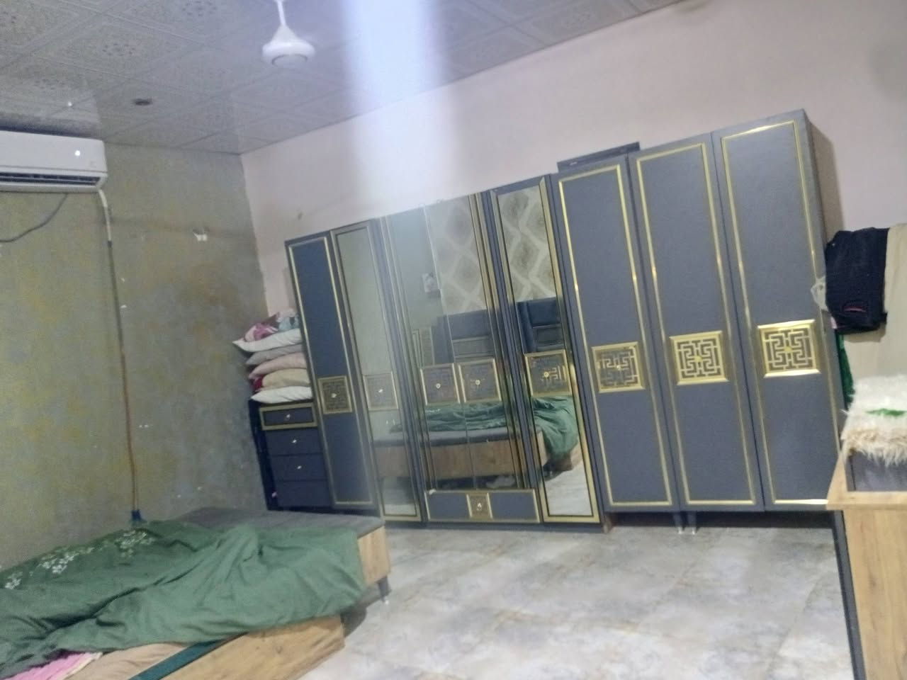 يا الله بيت في تنومه  مساحته ١٣٠  في كيعان شيخ محيسن ارض صفيه  بيت ساندويش وسقف ثانوي  يتكون من غرفتين وهول ومطبخ الغرف  ٦ ب٥  وثانيه ٦ ب٣ونص  وهول ٦ونص ب٣ ومطبخ ٦ب٥ وطارمه ٢ ب٣ بيت نظيف يرادله فقط صبغ تعديلات بسيطه  قريب ع مدارس اتدائيه ومتوسطه وثانويه دقيقتين. قريب ع شارع العام وسوك  ٥ دقائق مشي قريب ع مستوسف الجيران من احسن جيران سعر ٤٠   للاستفسار ***********
