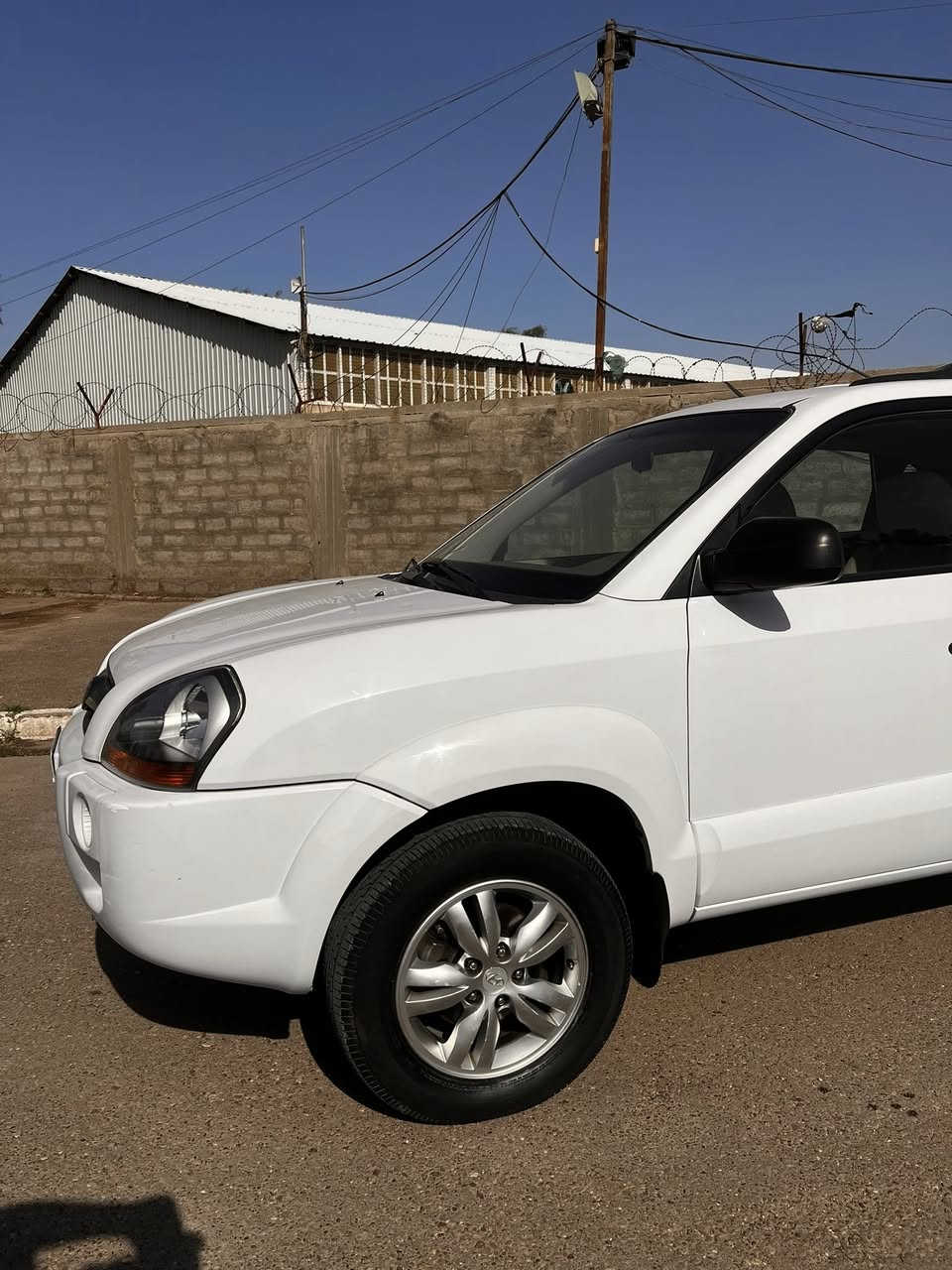 السلام عليكم 
توسان 2010 خليجي 
مواصفاتها معروفة مكينة 2000 دوش 
مكينة وكير بلاديات على وضع الشركة
السيارة مستلميها على ايدنا من الشركة
كلش جديدة وجاهزة من جميع النواحي 
ماشية 140 حقيقي 
مكاني بغداد / الكرخ 
رقم الهاتف ***********
