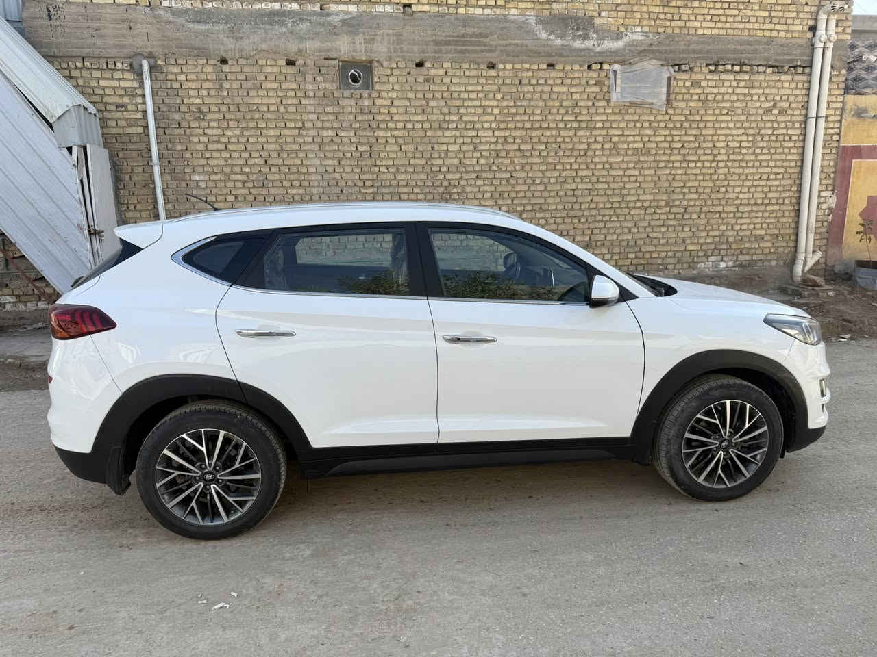 توسان 2019
فول مواصفات للاخير من عدا البنوراما
بصمه كشنات جلد وكهرباء و لايت عدسه بك لايت لد شاشه كبيره 
مكفوله فقط شخط بسيط جهه عكس السائق شخط بسويج 
رقم بغداد سنويه مجدده تحويل مباشر 
السعر 192 
مكانها بابل 
اتصال ***********
