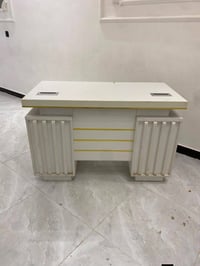 ميز مكتبي جديد للبيع مكاني الدوره السعر 160 للتواصل 07800784251
