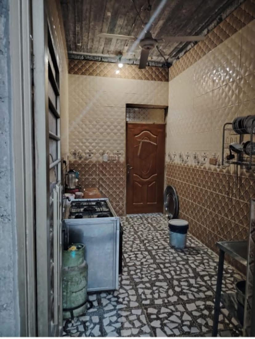 سلام عليكم  البيت البيع.  او مراوس بل شهداء حسب القناعه 

البيت 🏠 بناء 2022 حديث 

الموقع  جبريه ٣ قرب جامع النداء 

طابو صرف تحويل ثاني يوم 

المساحه 125

قاط الأول  يتكون من ديوانيه وصاله ومطبخ وغرفت نوم وحمام داخلي  

كراج كاشي 

صحيات خارجيه 

كامل نقص بس سقف ثنوي 

ديوانيه حزام سراميك ورضيه كاشي 

مطبخ سراميك وكاشي 

صاله حزام سراميك وكاشي 
 
والغرفه سراميك حزام وكاشي ارضيه  
 
حمامات داخليه و خارجيه 

البيت كهرباء كله فول.  الشغل درجه واله 

الماي كله شغل درجه واله  
 
القاط 2 لفوك 3 غرف نوم 

اولاً غرفه كامله من سراميك وسقف 
 
بيها شباك من الكاع الحد بيتونه ٣ والصاله حزام سراميك  عايزها سراميك ارضيه فقط 

والغرفتين عايزهن سراميك ارضيه فقط وصقف 

البيت قاطين وبيتونه  كبيره طابق ٣ 

لبيت بي نواقص. قليليه الواجه بيها ملبوخه  وبيها ما ملبوخه  

التفاصيل اتصلو عل رقم🤝 (***********)
