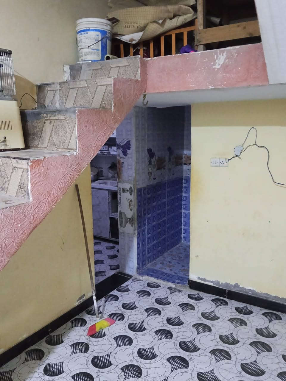 السلام عليكم 
دار للبيع 
بسم كويتي 

في قضاء ابو خصيب منطقة مشيجيجة 

البيت كونكريت 

يحتوي البيت على غرفتين ودوانية وصاله ومطبخ وحمام 

السعر 35 مليون

رقم هاتف***********
