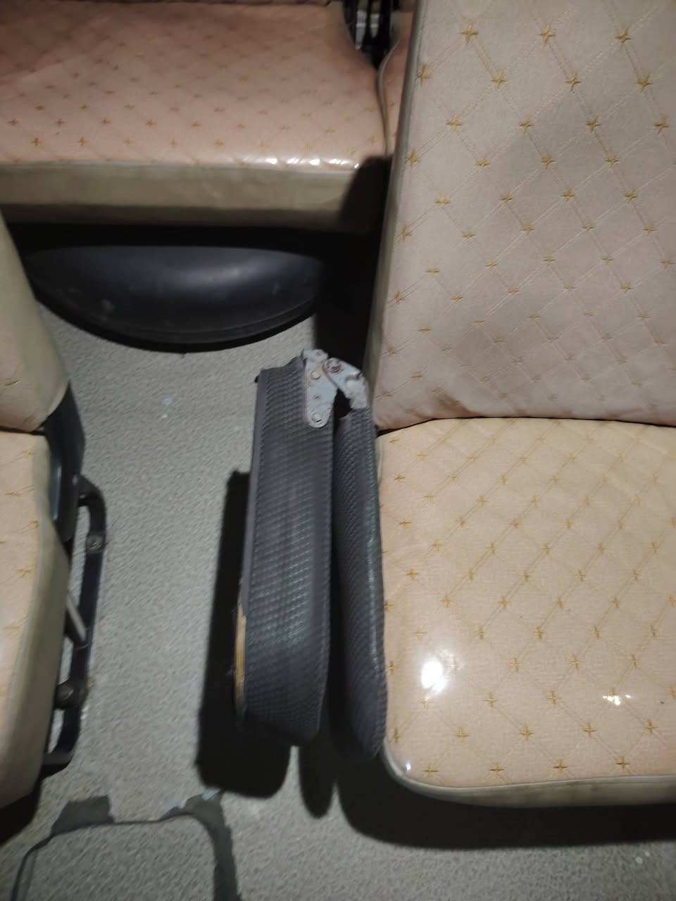 كشنات قلابي للبيع مال نيسان عدد 2 السعر 175   مكان المحموديه اللطيفيه للاستفسار اتصل ***********
